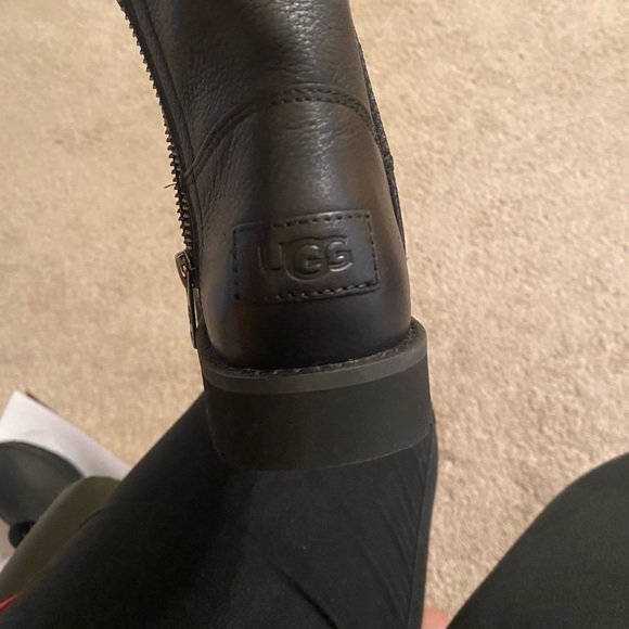 Black leather Ugg boots - Picture 2 of 3